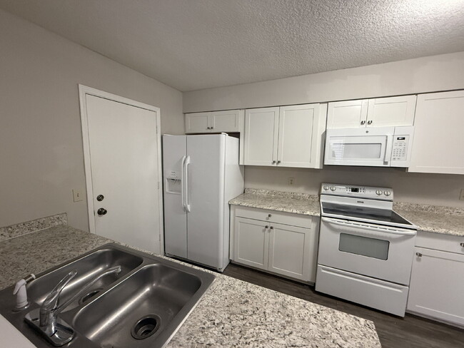 Building Photo - FOR RENT:  3 BEDROOM 2.5 BATHROOM TOWNHOME...