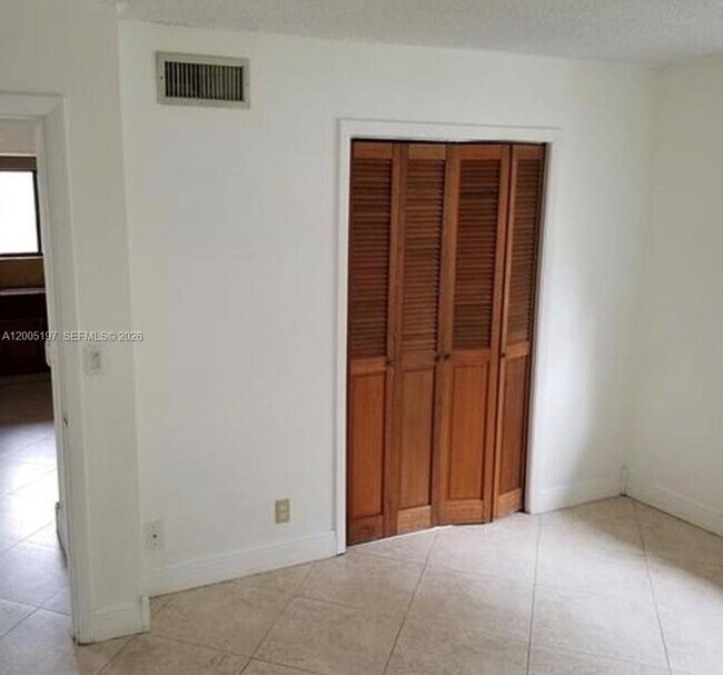 Building Photo - 309 Lakeview Dr