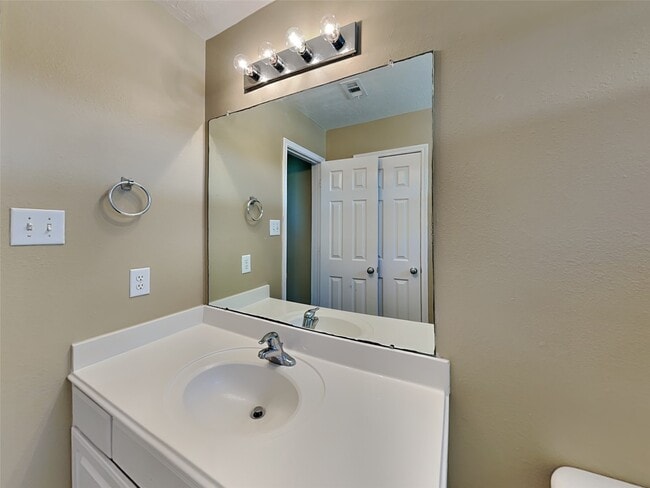 Building Photo - 913 Almond St