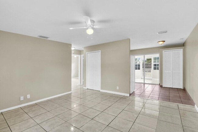 Building Photo - 184 SE 27th Way