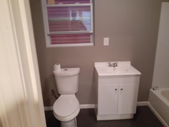 Building Photo - 828 Barnett Ave