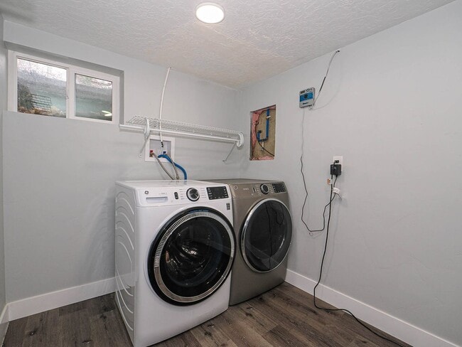 Building Photo - 5 Bedroom, 2.5 Bathrooms Home