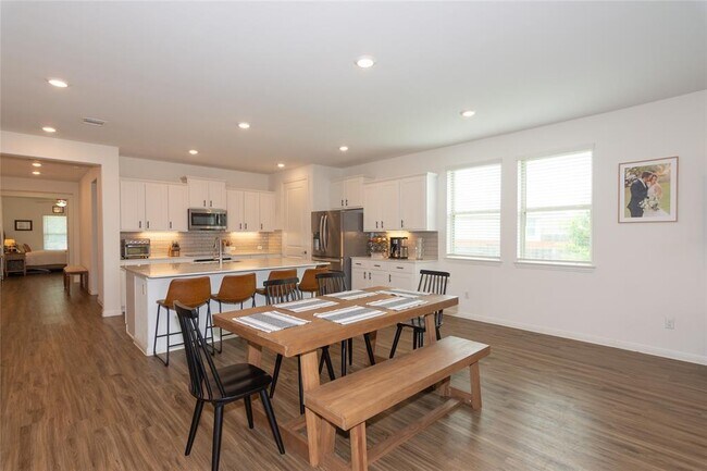 Building Photo - 501 Sixpence Ln