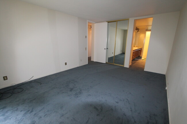 Building Photo - Epic REA: Top Floor 2 BR/2 BA Condo, Pano ...
