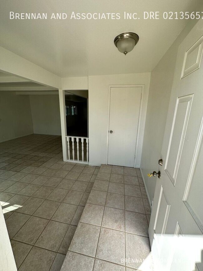 Building Photo - 820 Hickory Ct