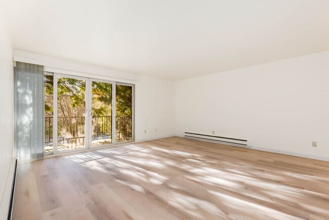 Building Photo - 1 Bedroom 1 Bath Condo in Kirkland, new flooring plus great amenities!