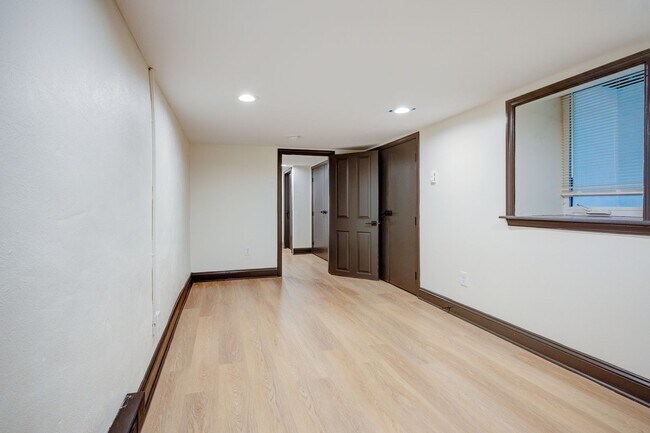 Building Photo - 3007 W Fletcher St