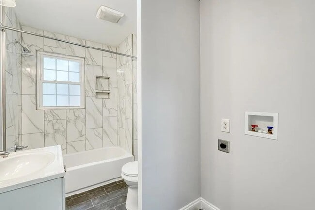 Building Photo - 215 Collins Ave