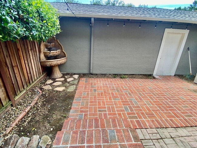 Building Photo - Recently Redone Danville 3Bed/2.5BA Two St...