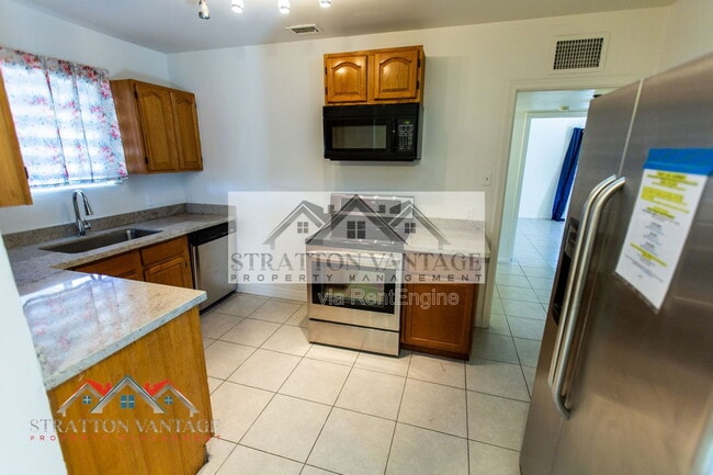 Building Photo - 1324 W Clarendon Ave