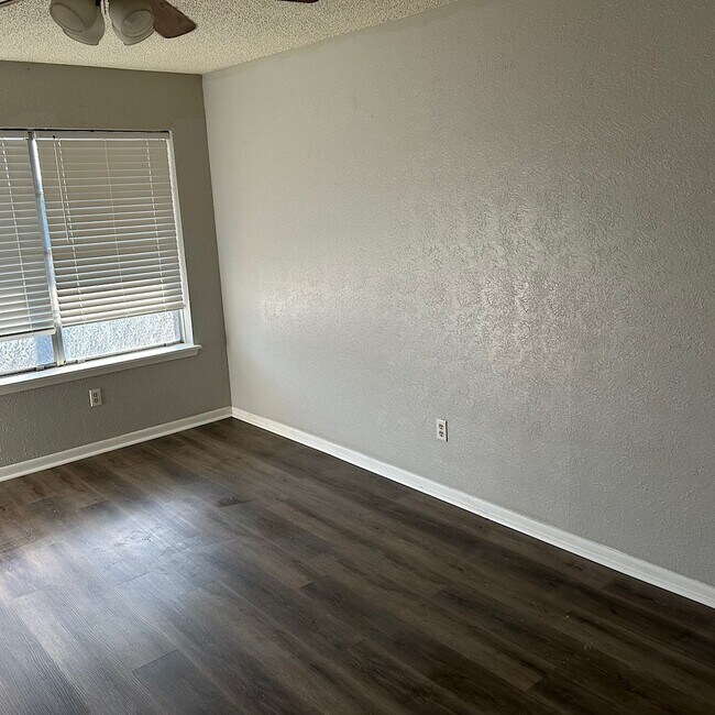Building Photo - 108 W Anderson Ave