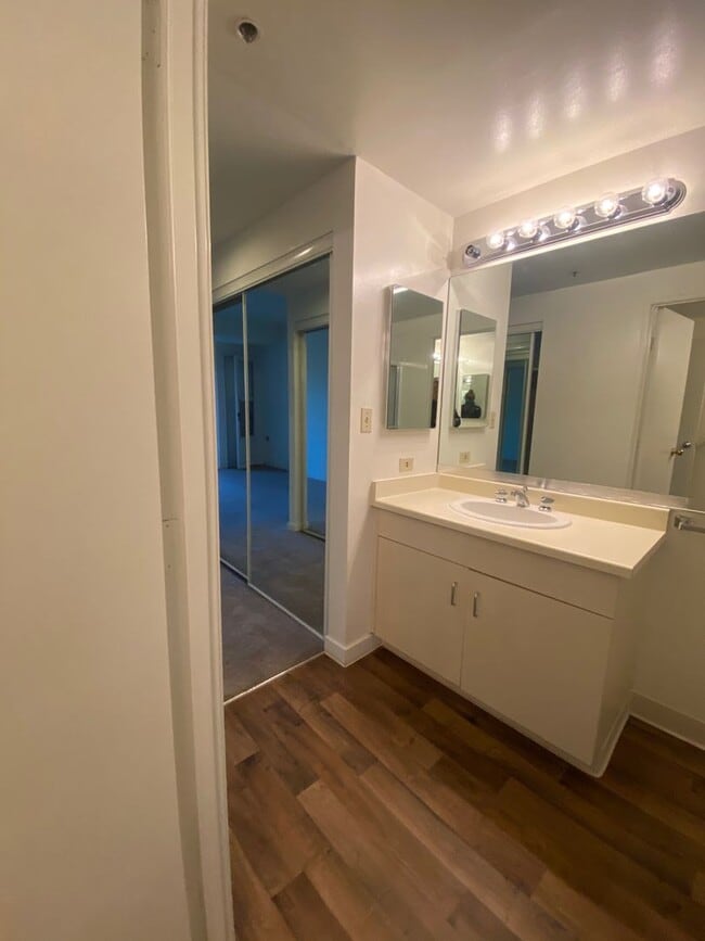 Building Photo - Sweeping views of the Berkeley hills from the 19th floor of Pacific Park Plaza in Emeryville!