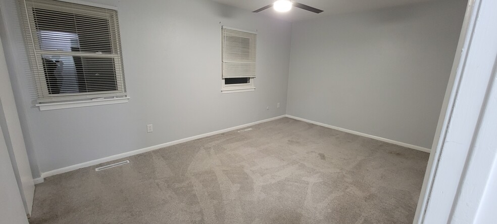 Master bedroom - 3349 Lakecrest Rd