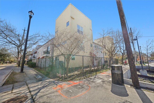 Building Photo - 1302 Rosalie St