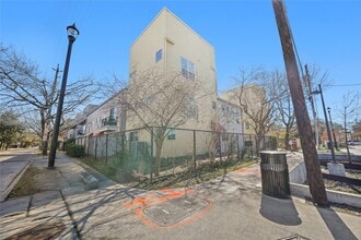 Building Photo - 1302 Rosalie St