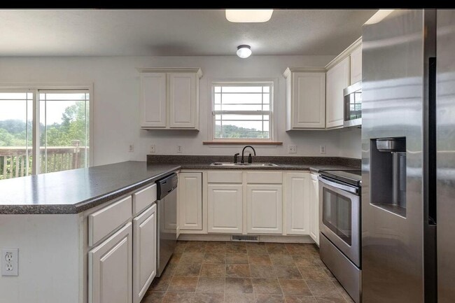 Building Photo - 523 Amber Ave