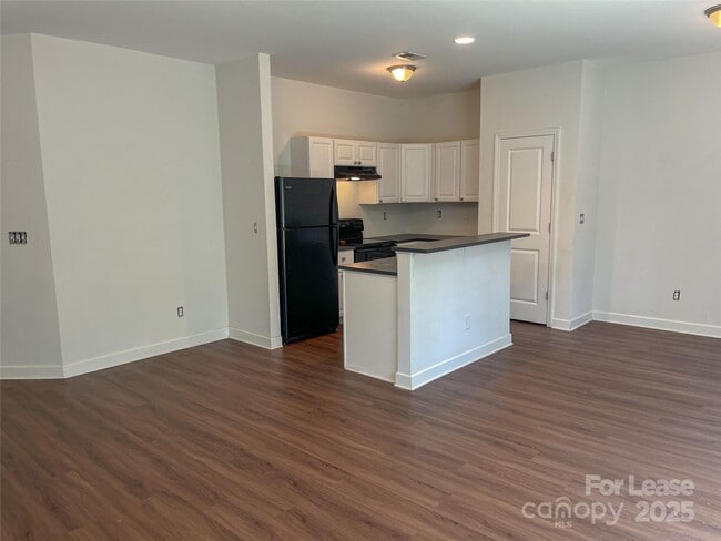 Building Photo - 2634 Kenhill Dr