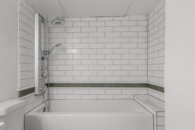 Building Photo - 505 W 7th St