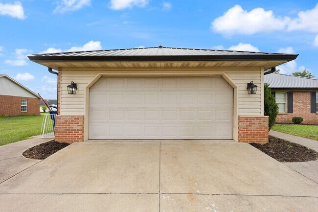 Building Photo - 180 Lilly Ln