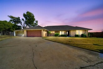 Building Photo - 308 SE Camelot Dr