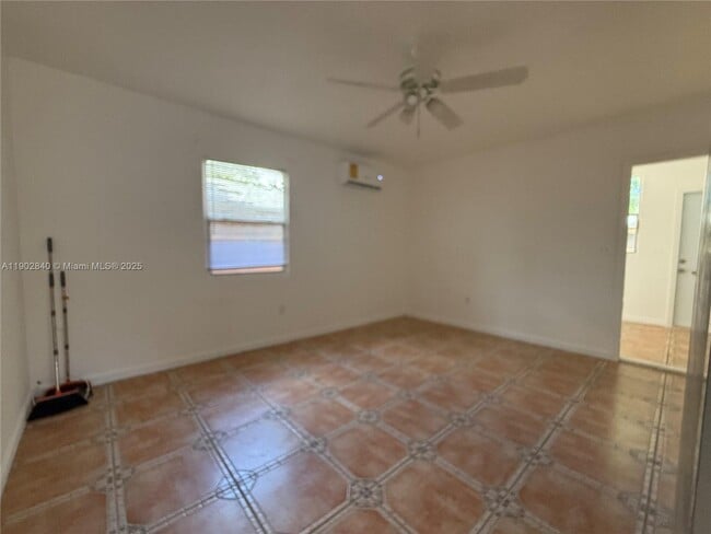 Building Photo - 906 SW 14th Ave