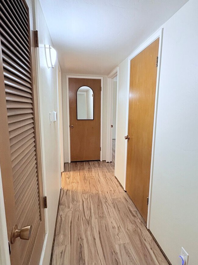 Building Photo - Lovely 2 Bedroom and 2 Bathroom Condo w/ Den! Lots of Space! *SPECIAL OFFER 1/2 Off First Month's...