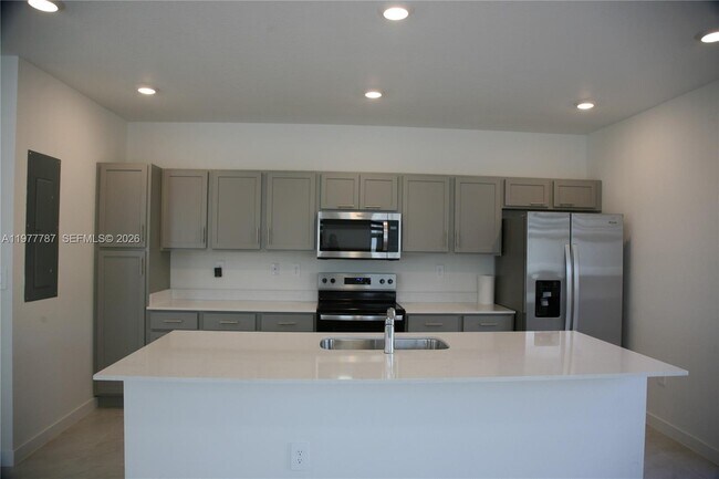 Building Photo - 371 NE 16th St