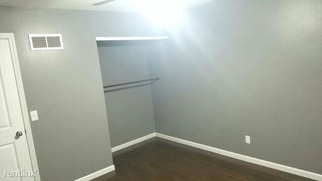 Building Photo - 2 br, 1 bath Townhome - 13 1/2 Morningside Dr