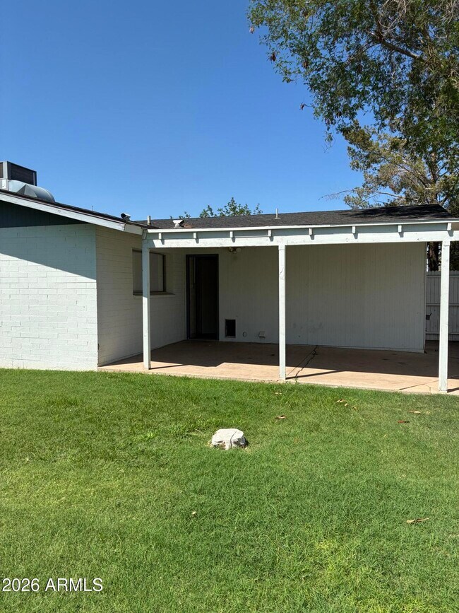 Building Photo - 1439 W Huntington Dr