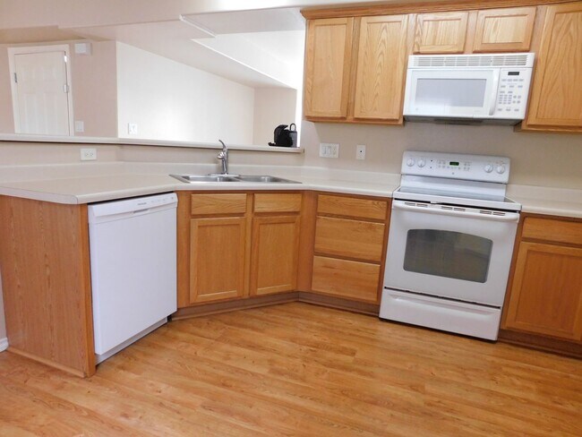 Building Photo - Spacious Duplex in Irish Walk
