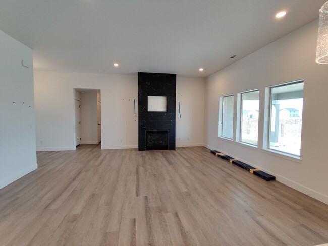 Building Photo - Newer Build in West Pasco