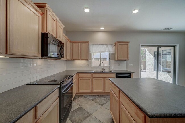 Building Photo - 2143 W Marconi Ave