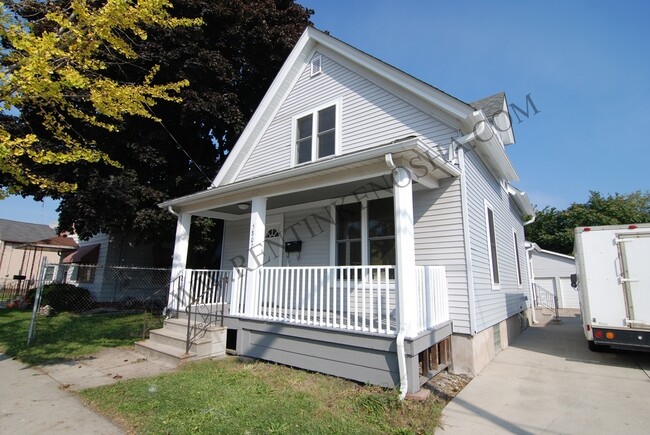 Primary Photo - 3 BR Single Family/ 2 Full Baths