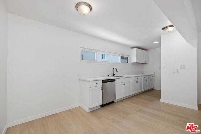 Building Photo - 2621 S Centinela Ave