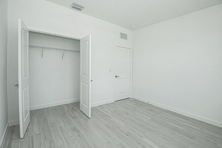Building Photo - 5929 SE Sky Blue Cir