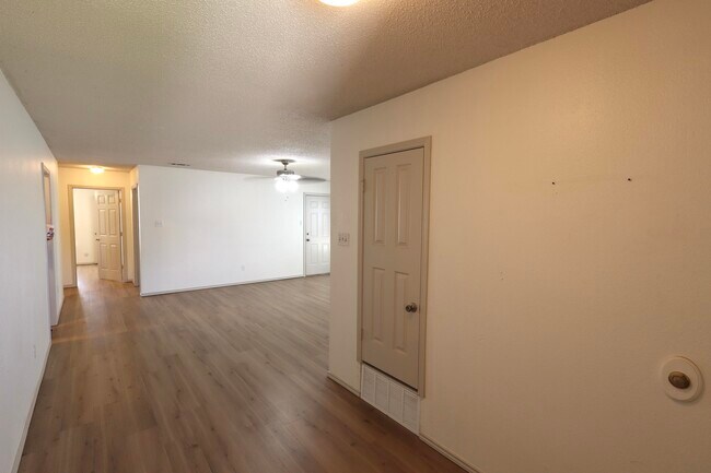 Building Photo - 811 Ironton Dr
