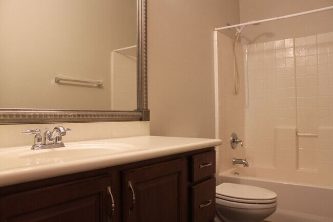 Building Photo - 3 Bedroom in Lyons Gate!