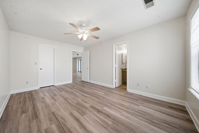 Building Photo - 2 Bedroom Condo in Deerwood Knoll