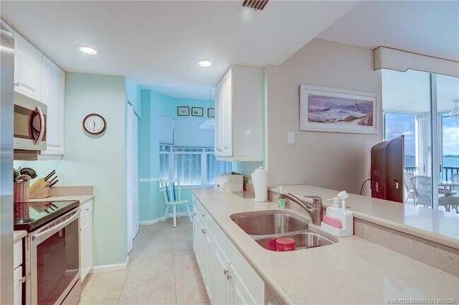 Building Photo - 5750 NE Island Cove Way