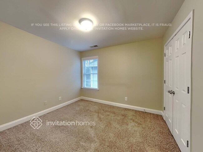 Building Photo - 490 Roland Manor Dr