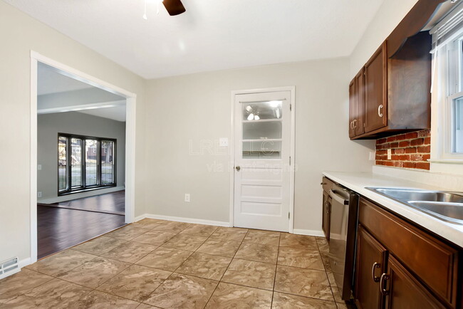 Building Photo - 8001 Bluebonnet Rd