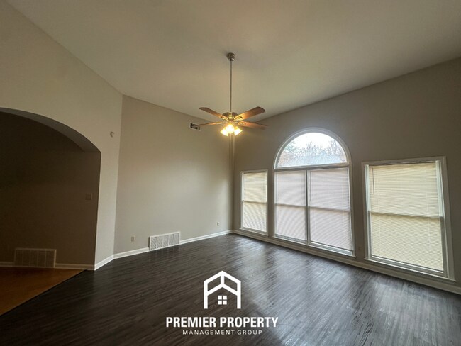 Building Photo - 8374 Kings Trail Cove