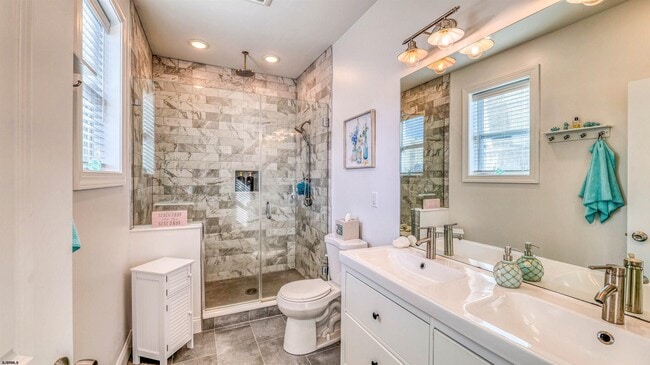 Building Photo - 1 N Victoria Ave