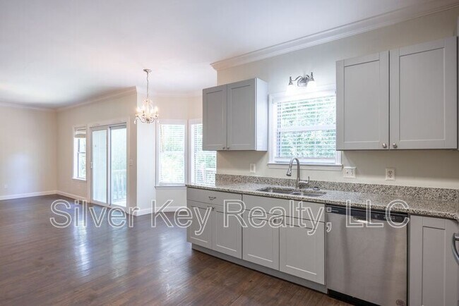 Building Photo - 1725 Brookwood Dr NE