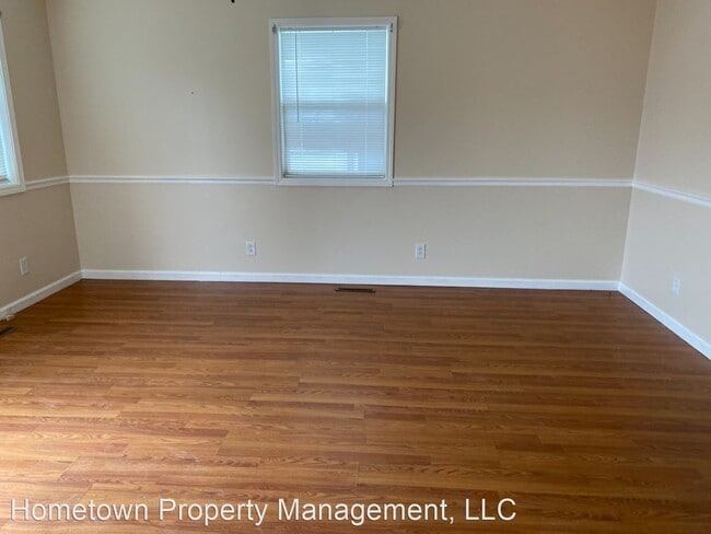 Building Photo - 4 br, 1 bath House - 3500 Elm St