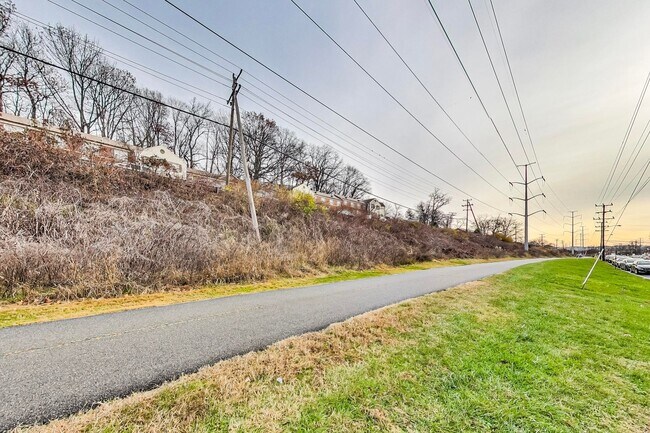 Building Photo - Light-filled 2bd/2ba right on S Four Mile Run $2850