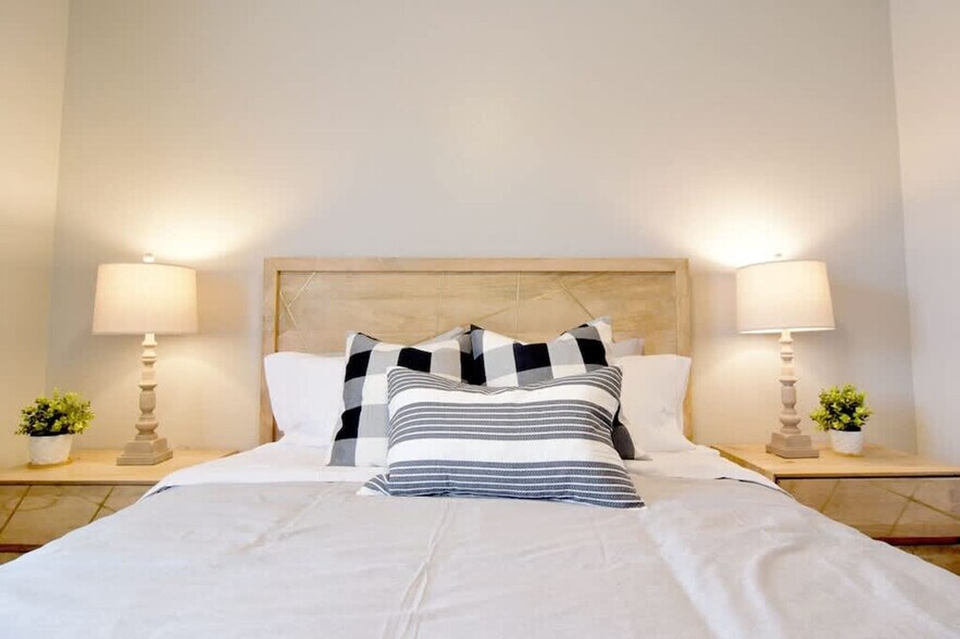 Building Photo - 10569 Cool Springs St