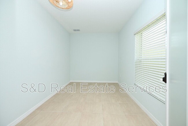 Building Photo - 2028 Rosewood Cir