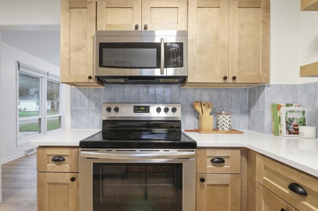 Building Photo - 1003 E Hopkins Dr