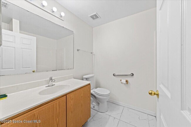Building Photo - 2165 Redwood Cir